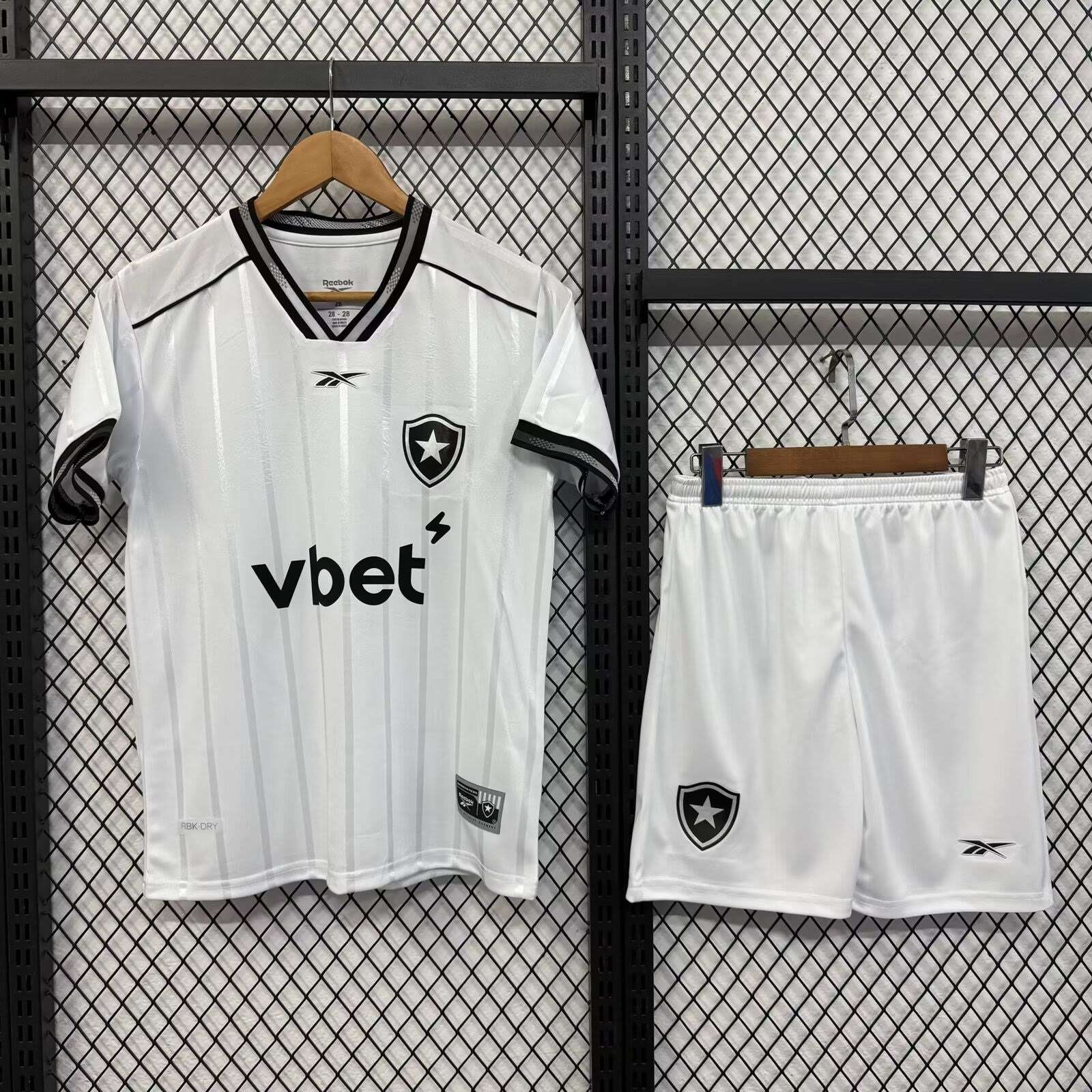 25-26 Kids Botafogo's second away game（With ads） 16-28 — foto 1
