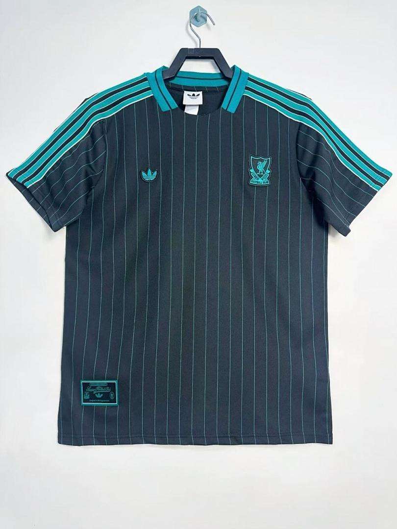 2025-26 Liverpool Black (T-shirt) (B17B) — foto 1